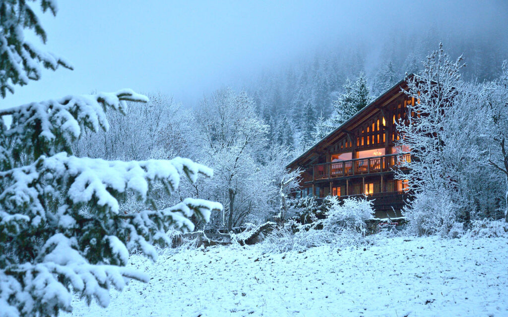 Chalet Cannelle by night in full