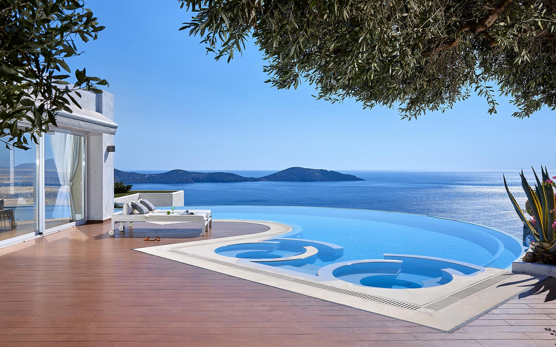 Royal Spa Pool Villa, Crete