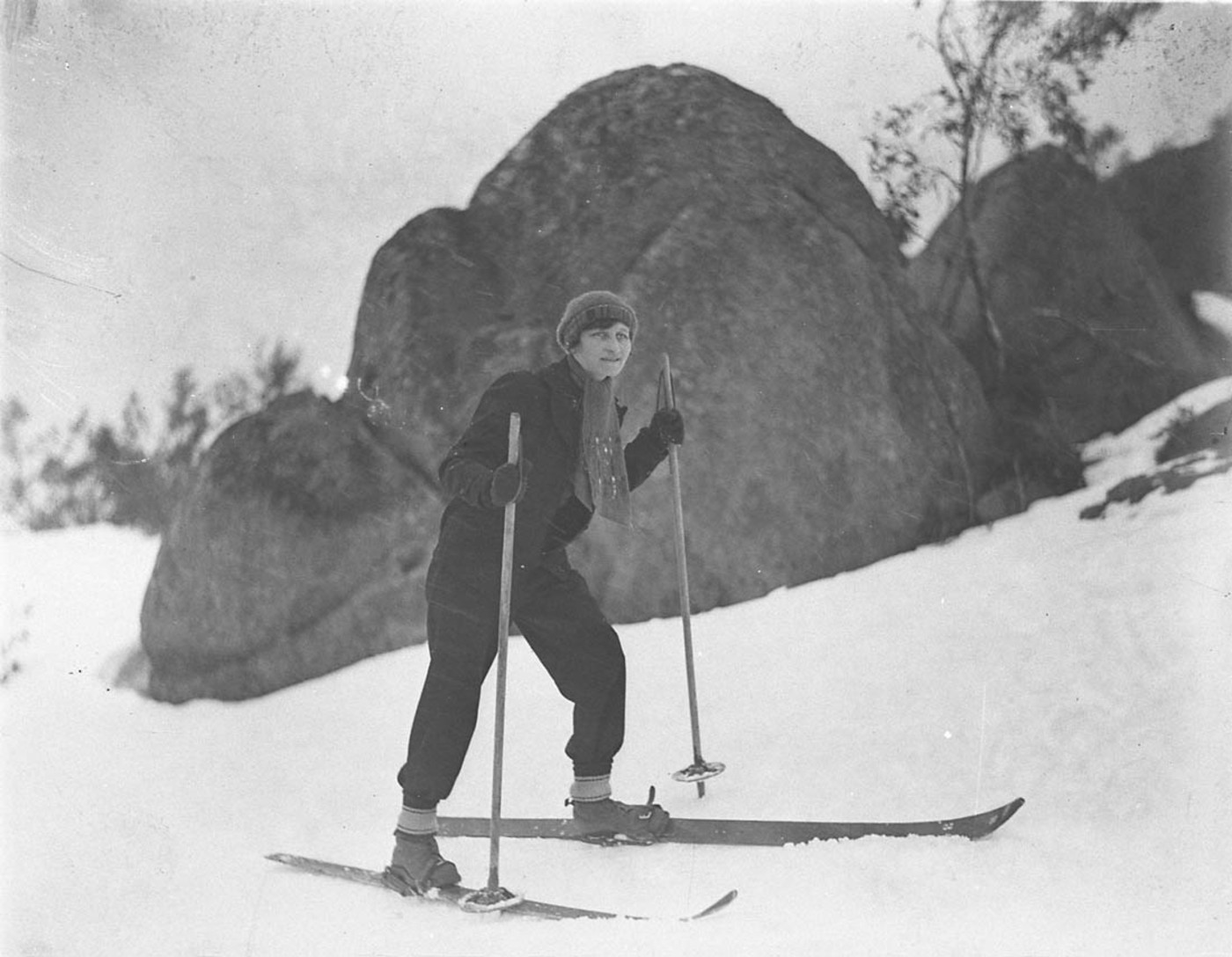 SLNSW 10033 A study of a woman skier