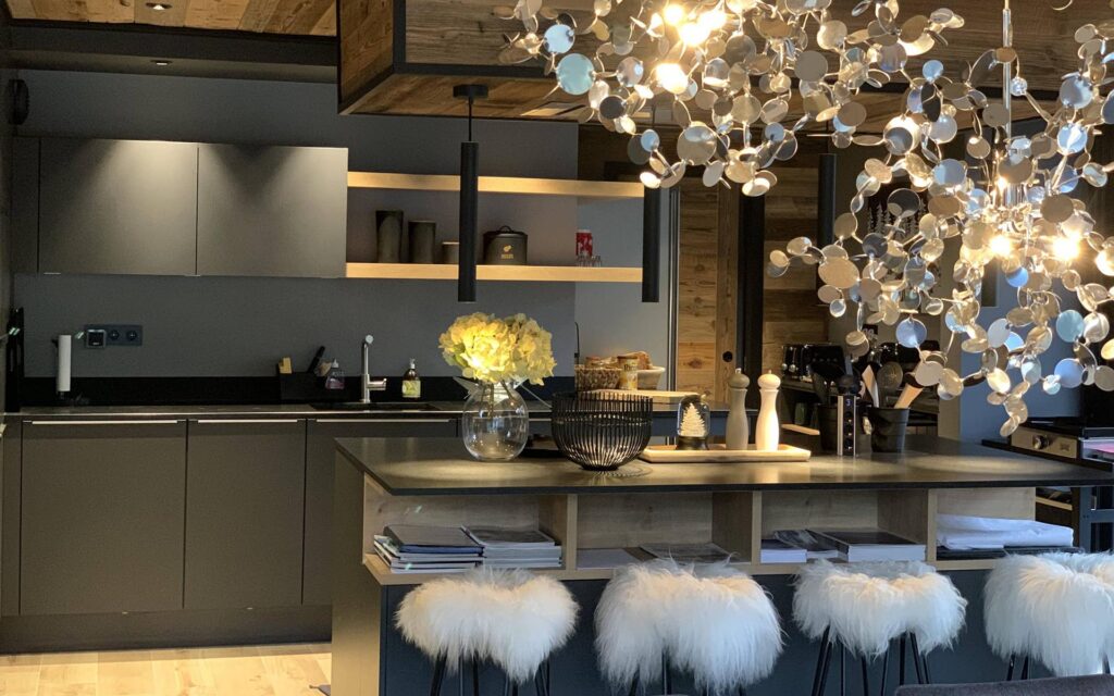 espace cuisine ouverte chaleureux et design scaled