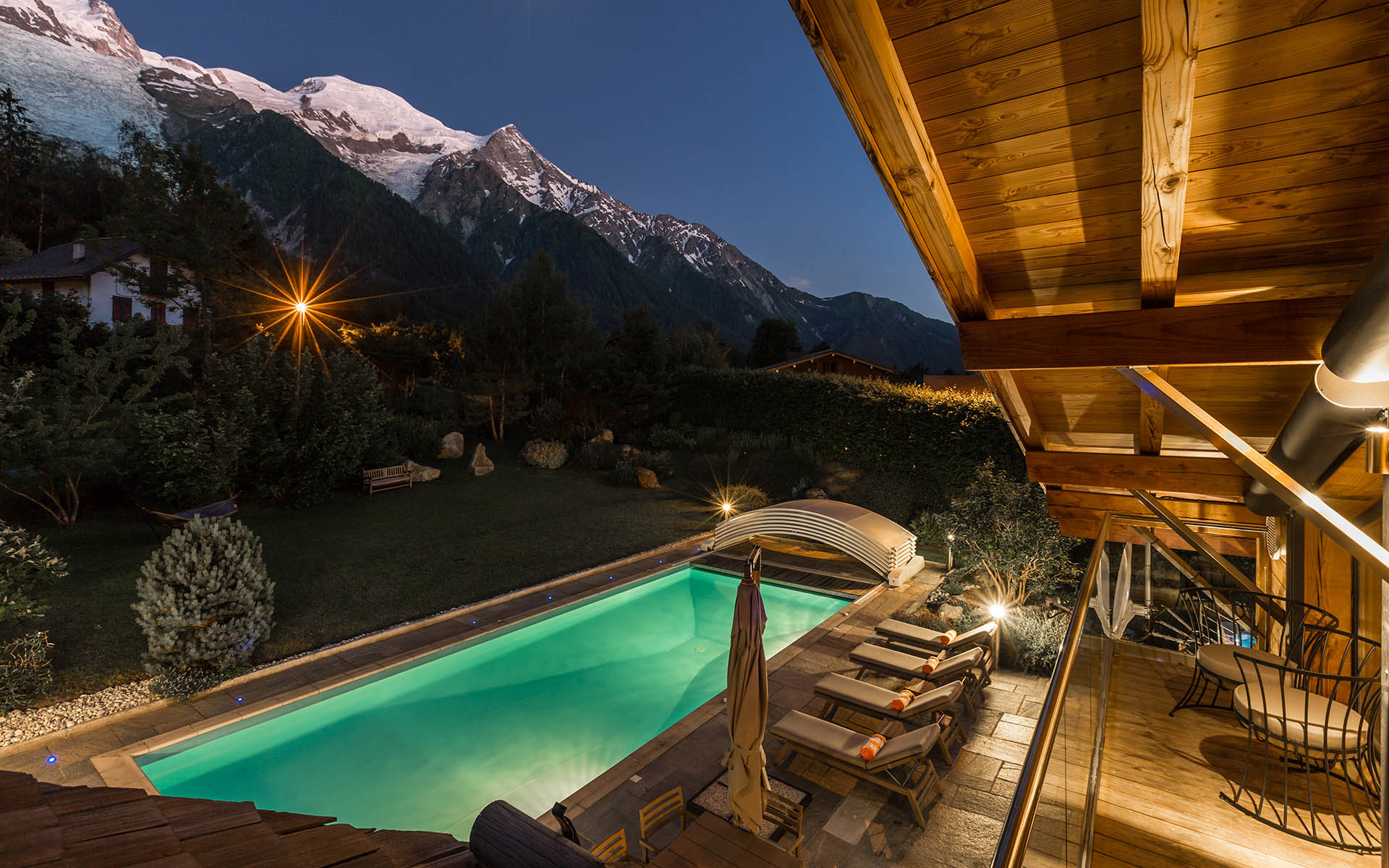 5 chalet couttet pool evening